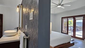 6 makuuhuonetta, tallelokero huoneessa, silitysrauta/-lauta