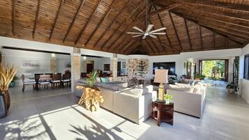 Smart-TV, DVD-Player, Bücher, Videothek