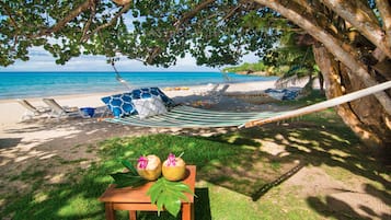Praia particular, espreguiçadeiras, toalhas de praia