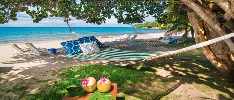 Plage privée, chaises longues, serviettes de plage