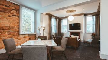 Deluxe Studio Suite, 2 Bedrooms | Living room