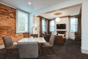 Deluxe Studio Suite, 2 Bedrooms | Living room