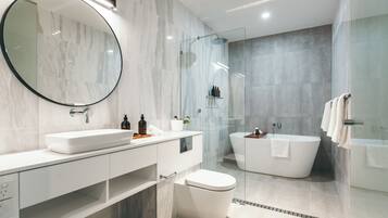 スーペリア スイート | バスルーム | デザイナーバスアメニティ、ヘアドライヤー、バスローブ、スリッパ