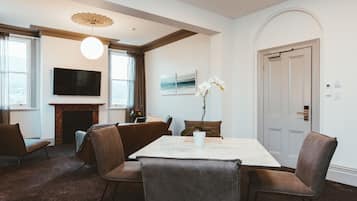 Deluxe Studio Suite, 2 Bedrooms | In-room dining