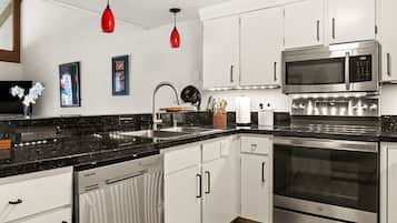 Full-sized fridge, microwave, oven, stovetop