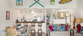 KING SIZE BED, SOLAR HEATED POOLS/SPAS, OCEAN VIEWS