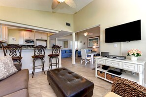 Una televisión, un reproductor de DVD, libros, una videoteca