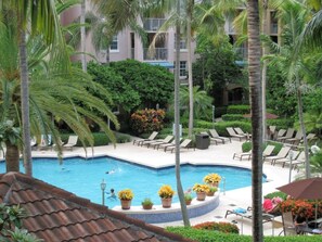 A heated pool - Yacht Club Apartment at Aventura ~ Beautifully updated ground floor poolside (Aventura)
