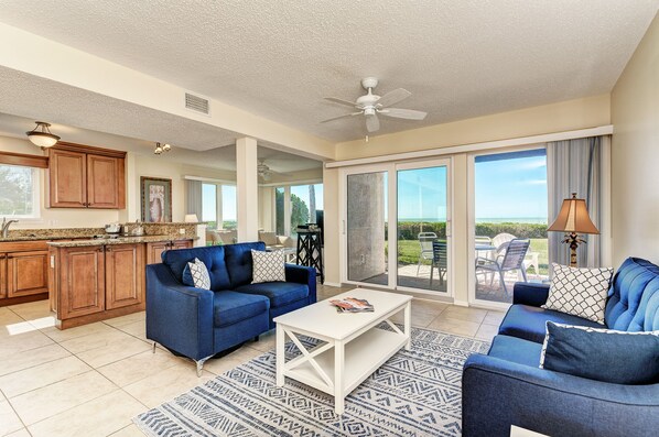 Tv, dvd-spelare, böcker och ett filmbibliotek