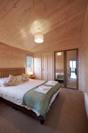 2 bedrooms, iron/ironing board, travel crib, bed sheets - Exclusive and stylish with stunning views from your private Hot Tub (Forres)