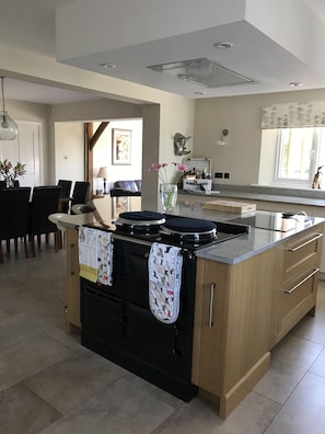 Fridge, microwave, oven, stovetop - Spacious Country House near Stourport-on-Severn, Worcestershire, England (Stourport-on-Severn)