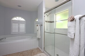 Ensemble douche/baignoire, articles de toilette gratuits, sèche-cheveux