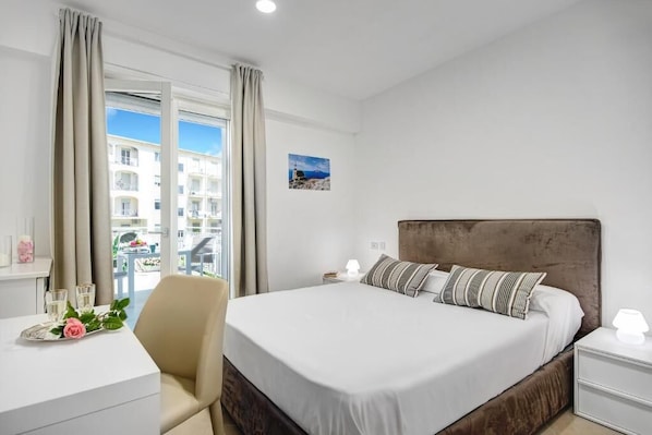 1 chambre, bureau, système d’insonorisation, fer et planche à repasser