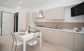 Fridge, oven, dishwasher, coffee/tea maker