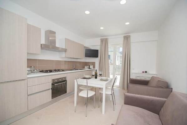 Fridge, oven, dishwasher, coffee/tea maker