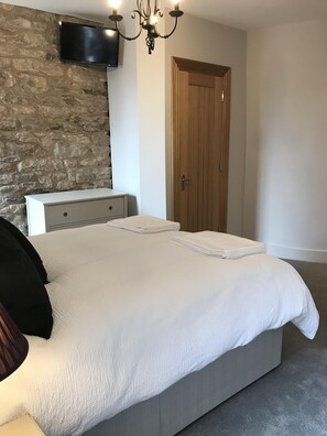 2 habitaciones, tabla de planchar con plancha, wifi y ropa de cama 