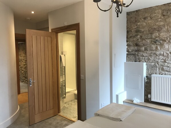 2 habitaciones, tabla de planchar con plancha, wifi y ropa de cama 