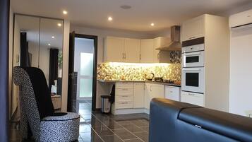 Een koelkast, een oven, een kookplaat, een koffiezetapparaat/waterkoker