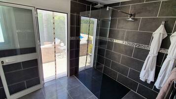 Douche, sèche-cheveux, serviettes fournies, papier toilette