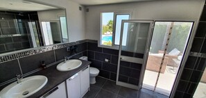 Dusche, Haartrockner, Handtücher, Toilettenpapier