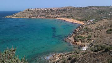 Beach nearby, sun loungers, beach towels