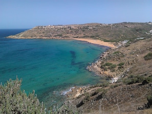 Una playa cerca, sillas reclinables de playa, toallas de playa