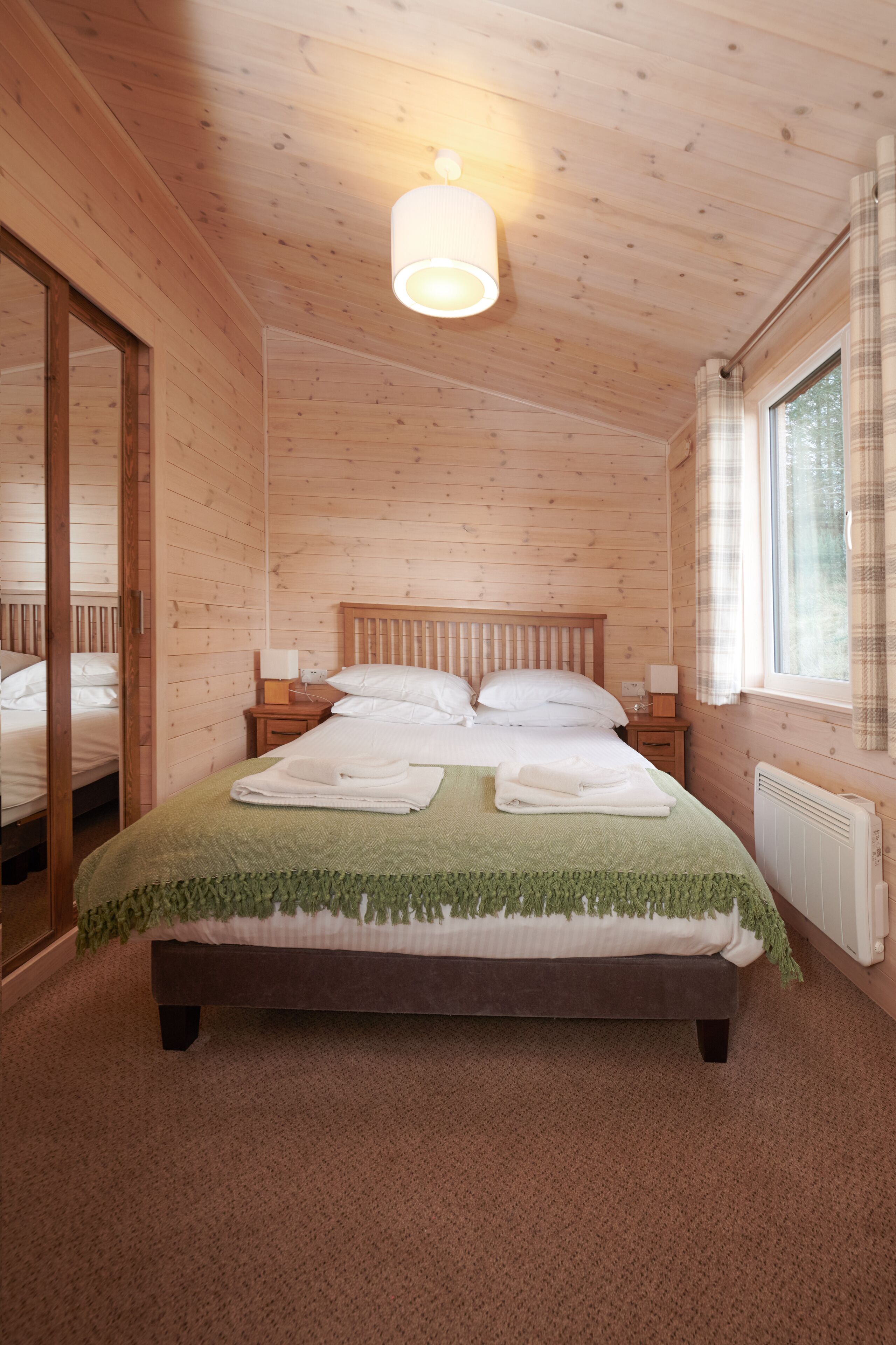 3 habitaciones, tabla de planchar con plancha y ropa de cama 