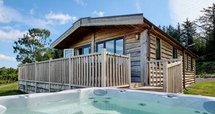 Cosy woodland retreat with private hot tub. Pet-friendly!