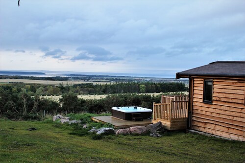 Cosy woodland retreat with private hot tub. Pet-friendly!