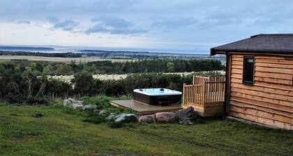 Cosy woodland retreat with private hot tub. Pet-friendly!