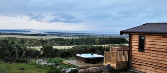 Cosy woodland retreat with private hot tub. Pet-friendly!