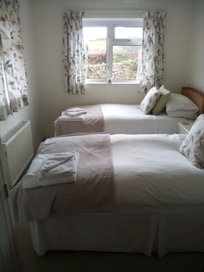 3 bedrooms, travel crib, free WiFi, bed sheets - Purbeck cottage near Swanage & Studland - views of Corfe and I of Wight (Langton Matravers)