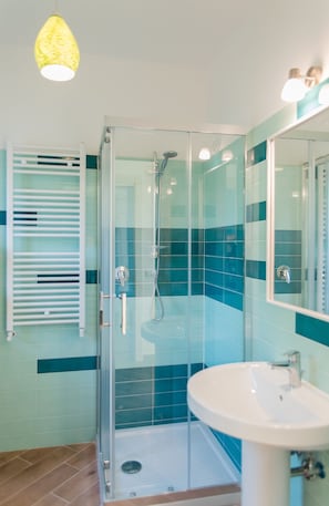 Dusche, Haartrockner, Bidet, HandtĂŒcher