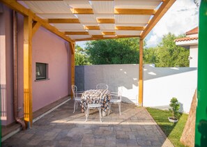 Outdoor dining - Salvia cosy holiday home, 3 min walk to beach  (Villammare)