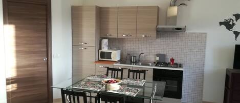 雪櫃、微波爐、焗爐、爐具