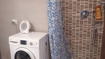 Shower, hair dryer, bidet, towels