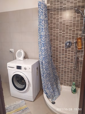 Douche, sèche-cheveux, bidet, serviettes fournies