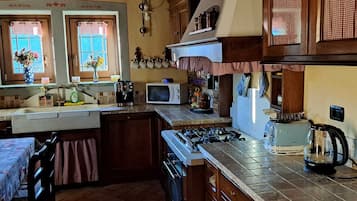 KĂŒhlschrank, Mikrowelle, Ofen, Herdplatte