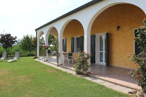 Terrace/patio - House in villa with large garden, patio and private park (Guarda Veneta)