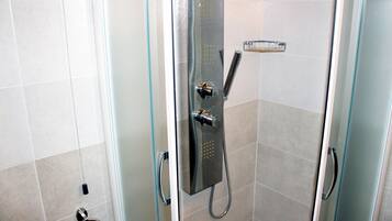 Dusche, Haartrockner, Bidet, Handtücher