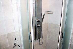 Douche, sèche-cheveux, bidet, serviettes fournies