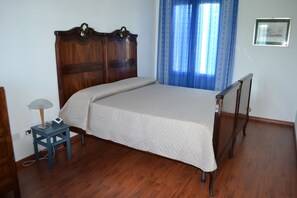 1 Schlafzimmer, Schreibtisch, Bügeleisen/Bügelbrett, Reisekinderbett