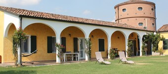 House in villa with large garden, patio and private park