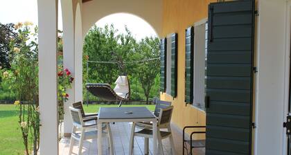 Casa en villa con gran jardín, patio y parque privado
