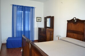 1 chambre, bureau, fer et planche à repasser, lit parapluie