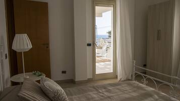 2 quartos, escrivaninha, ferros/tábuas de passar roupa