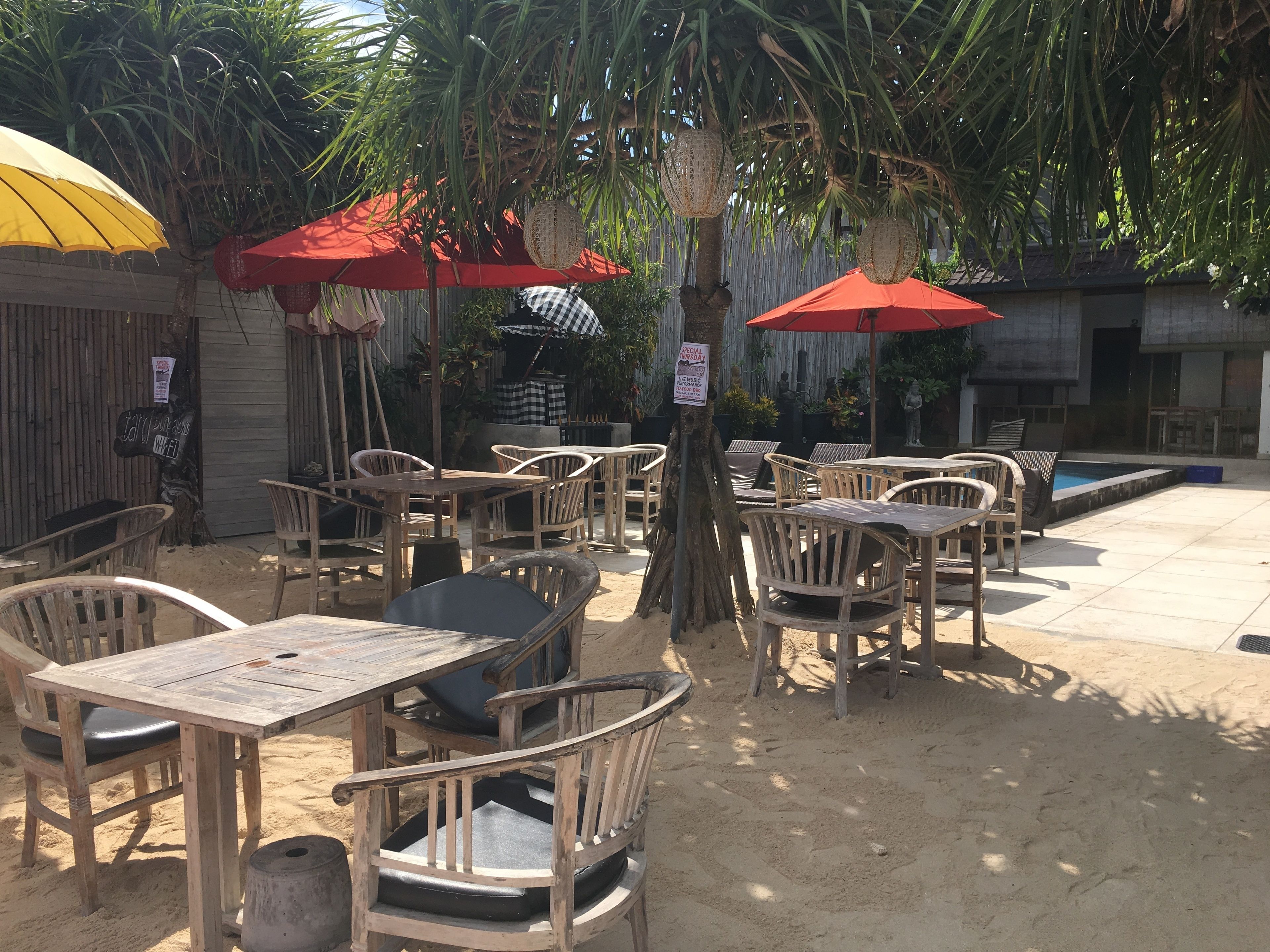 朝食、ランチ、ディナーに営業 (郷土料理と各国料理)