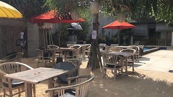 朝食、ランチ、ディナーに営業 (郷土料理と各国料理)