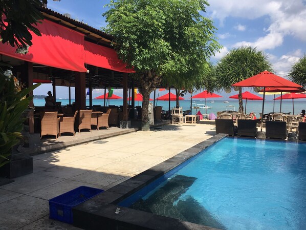 Piscine extérieure, parasols de plage, chaises longues