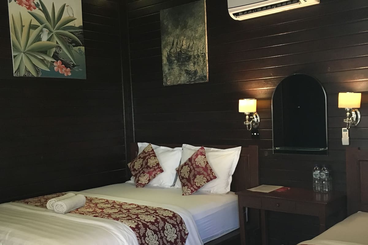Habitación doble | Ropa de cama de alta calidad, minibar, caja fuerte y escritorio